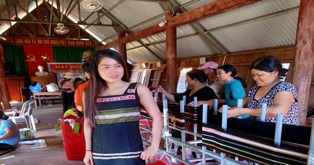 Tổ hợp tác liên kết sản phẩm thổ cẩm Ea Tul tạo ra nhiều trang phục độc đáo của các dân tộc Tây Nguyên.