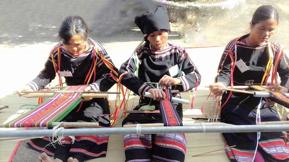 Phụ nữ Ê Đê tham gia Hội thi dệt thổ cẩm.