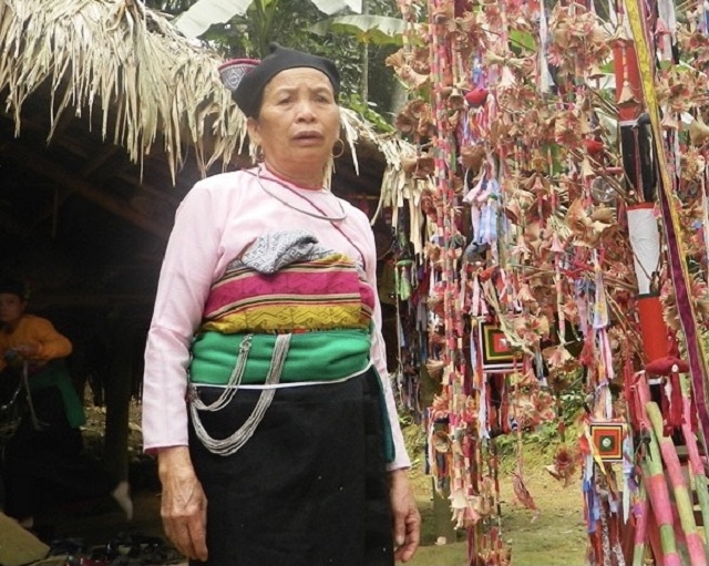 Nghệ nhân Phạm Thị Tắng luôn trăn trở trong việc lưu giữ lễ hội Pôồn pôông (Ảnh: TL).