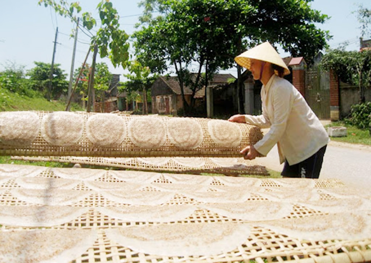 Làng nghề bánh đa Đắc Châu đang hoạt động ổn định nhờ công tác dạy nghề, truyền nghề hiệu quả (Ảnh TL).