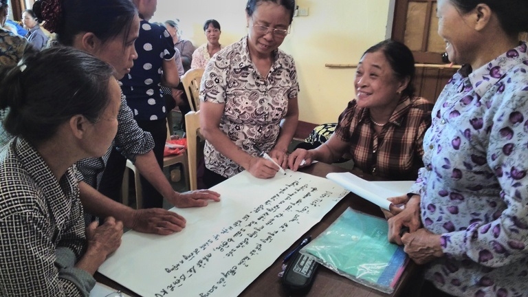 Học viên trong lớp đào tạo nghề nông nghiệp chia nhóm để thảo luận.