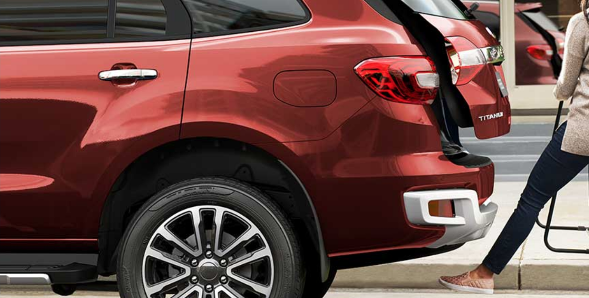 8. Chìa khoá Thông minh và tính năng Đá mở cốp: Thay vì phải mò mẫm tìm chìa khoá xe, chiếc Everest có thể được mở khoá dễ dàng nhờ chức năng Chìa khoá Thông minh và bộ Khởi động bằng Nút bấm. Khi có chìa khóa trong túi, chủ xe có thể dễ dàng vào cabin xe và không cần bấm hay sử dụng chìa. Và khi có chìa khóa trong khoang xe, việc khởi động xe cũng vô cùng đơn giản thông qua nút bấm, thay vì sử dụng chìa khóa cơ truyền thống. Với hệ thống cảm biến thông minh được trang bị ở cửa hậu, Ford Everest sẽ khiến cho cuộc sống của bạn trở nên dễ dàng hơn nhiều, đặc biệt là khi bạn đang mang đầy ắp đồ trên cả hai tay - chuẩn bị cho một chuyến đi dài ngày cùng gia đình, hay khi bùn hoặc bụi bẩn đang dính đầy trên cánh cửa sau hành trình mưa bão. Chỉ cần đá nhẹ chân vào khoảng không bên dưới cản sau, hệ thống cảm biến sẽ tự động mở và đóng cửa hậu.