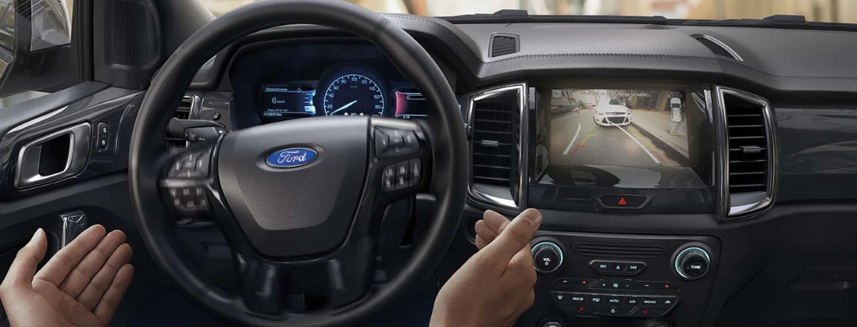 1. Tính năng Thông minh vượt trội: Everest được trang bị các công nghệ ưu việt như Định vị vệ tinh, Cảm biến hỗ trợ đỗ xe trước và sau (PDC) kết hợp với Camera lùi, Hệ thống Kiểm soát Hành trình Thích ứng với Hệ thống Cảnh báo va chạm phía trước, Hệ thống Cảnh báo Lệch làn và Hỗ trợ Duy trì Làn đường để giúp bạn lái xe ổn định.