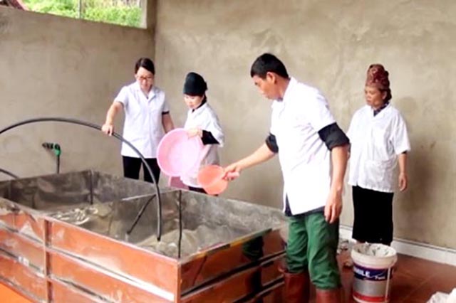 Sản xuất nước mắm từ cá nước ngọt tại HTX Cơ khí Xuân Hải, xã Chiềng Bằng (Quỳnh Nhai).