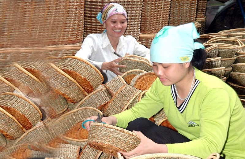 Thủ công mỹ nghệ là thế mạnh của xã Phú Túc, từ đó thúc đẩy xây dựng nông thôn mới bền vững.