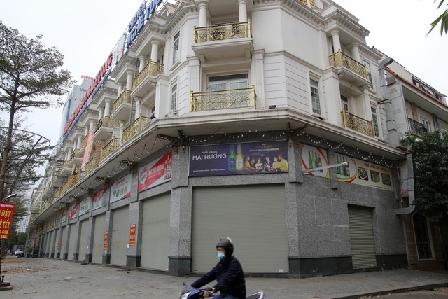 Các cửa hàng bị đóng cửa trên các con đường.