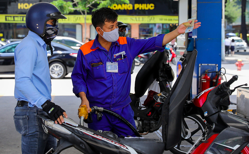 Giảm giá đối với tất cả các loại xăng dầu ở mức từ 350-607 đồng/lít/kg.