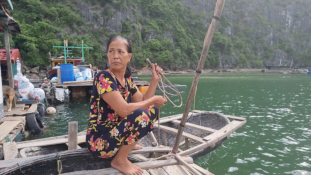 Một trong những người dân thấy tiếc nuối nơi mình đã đổ bao công sức, tiền của, thời gian để gây dựng lồng bè hàng trăm triệu, nay sắp phải tháo dỡ.