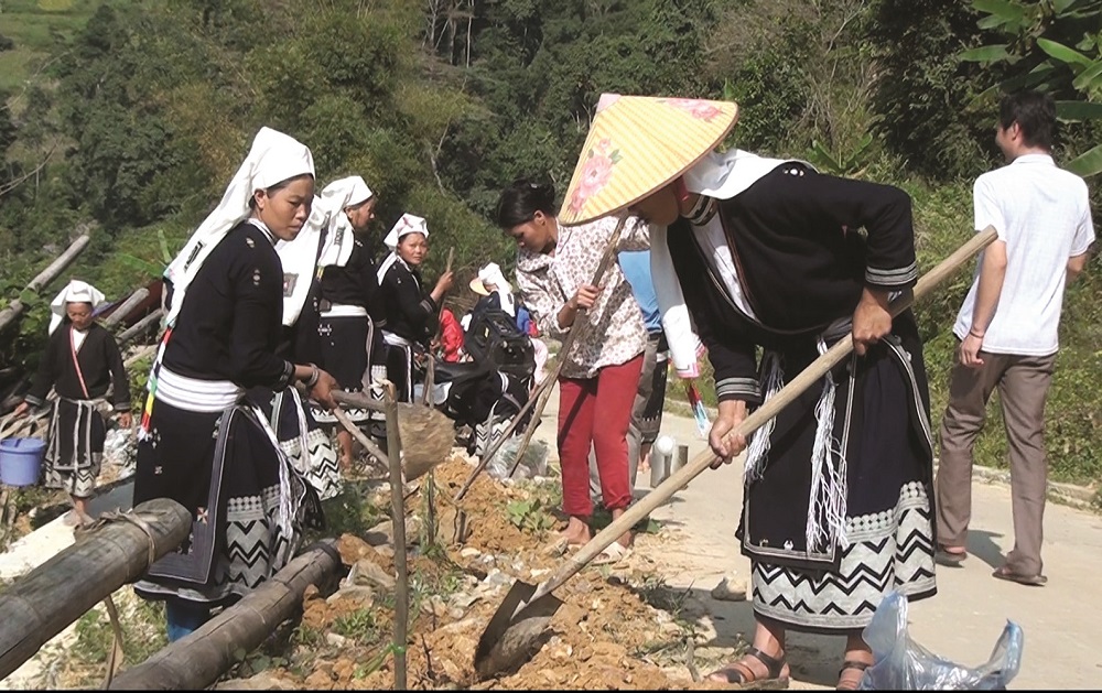 Người dân thôn Hoài Khao chỉnh trang các con đường phục vụ phát triển du lịch cộng đồng.