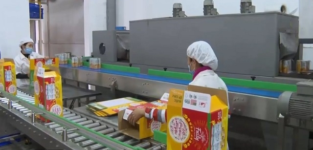 Nhiều HTX đã liên kết với các doanh nghiệp trong việc cho ra đời các sản phẩm nước cam đóng hộp.