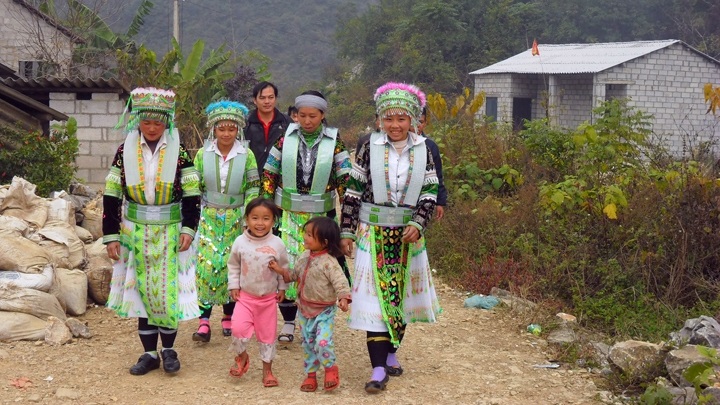 Cuộc sống mới của người Mông ở xóm Lũng Đắc (xã Quốc Phong, huyện Quảng Uyên, Cao Bằng) sau khi hạ sơn.