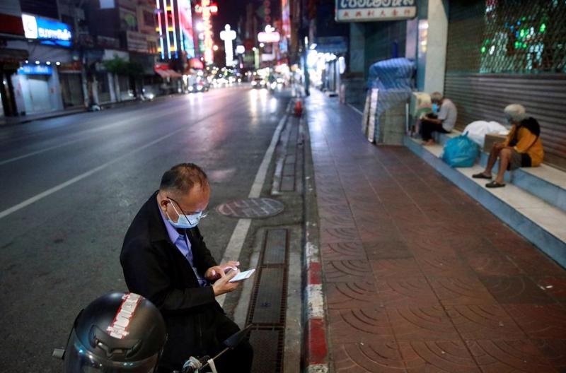 Một đường phố vắng người ở Bangkok hôm 12/7, khi các hạn chế đang được triển khai để chống Covid - Ảnh: Reuters.