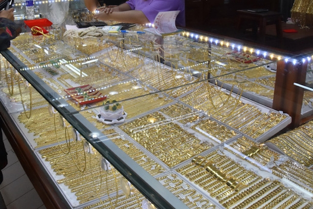 Giá vàng trong nước không thay đổi trong phiên giao dịch cuối tuần.