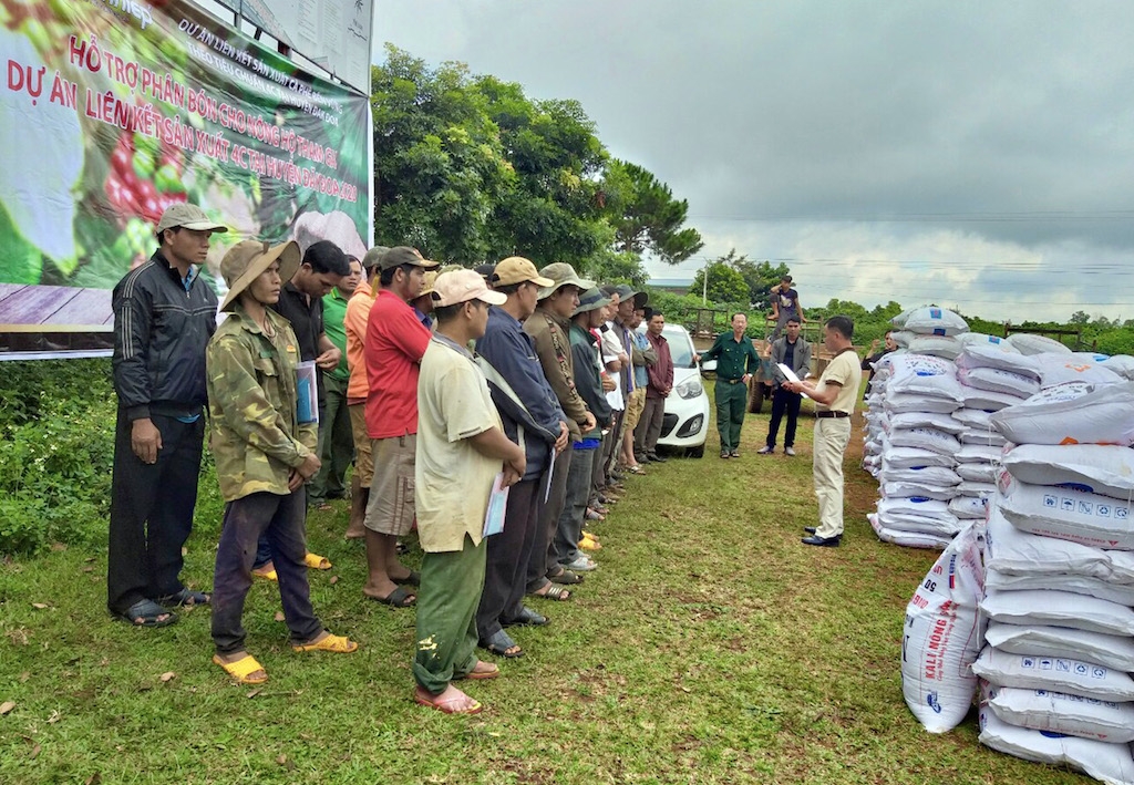 HTX Dịch vụ nông nghiệp Đông Di Linh giúp nhiều nông dân là người dân tộc thiểu số mua phân bón trả chậm lãi suất thấp.