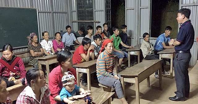 Lớp chăm sóc, chữa trị bệnh cho gia súc, gia cầm cho bà con dân tộc xã Mường Nhé.