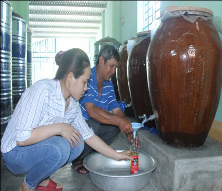 Từ sự hỗ trợ của chính quyền các cấp, HTX Hòa Phong đã phát triển thành công sản phẩm Rượu tằm Hòa Phong (Ảnh: TL)