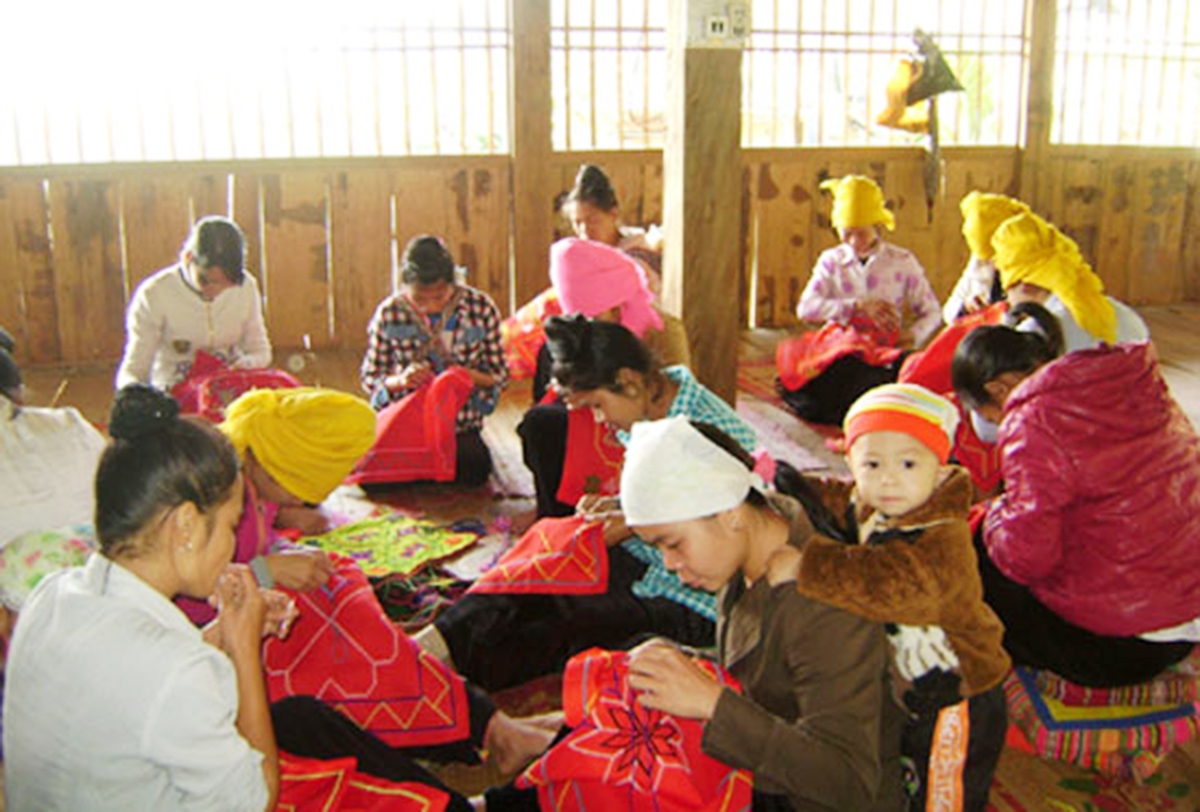 Các lớp dạy nghề ở Văn Chấn thu hút đông đảo lao động nông thôn tham gia (Ảnh TL).