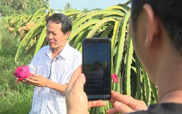 Người dân, HTX đã bước đầu tiếp cận công nghệ, thực hiện bán hàng trực tuyến để mở rộng đầu ra cho nông sản ngay trong mùa dịch.