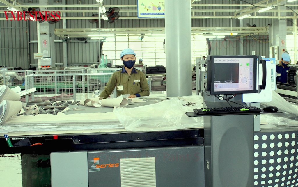 Vừa lo các khoản định phí lớn, các DN da giày, dệt may cũng mong chờ tháo gỡ bớt những thủ tục bất cập để giảm thiểu phần nào áp lực về chi phí trong bối cảnh dịch Covid-19 đợt 4 ảnh hưởng nặng nề tới sản xuất kinh doanh.