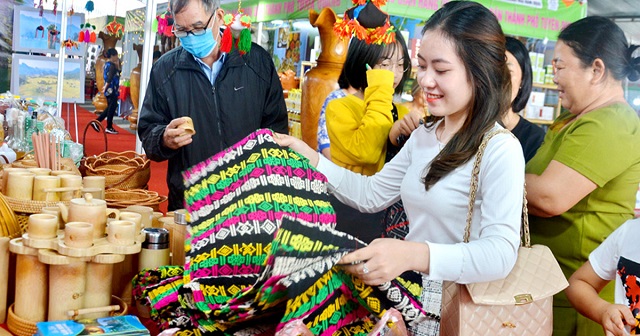 Nghề dệt đã góp phần làm thay đổi đáng kể đời sống kinh tế của đồng bào người Tày vùng nông thôn.