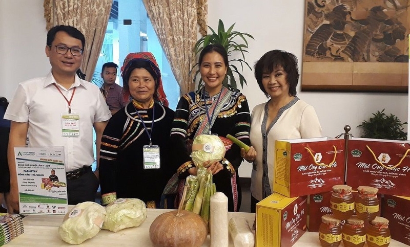 Giám đốc Lưu Thị Hòa (thứ 2 từ bên trái sang) chụp ảnh lưu niệm cùng khách hàng tại hội chợ nông sản.