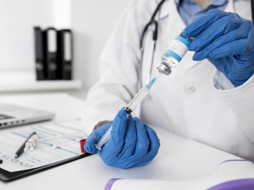 Việt Nam đẩy mạnh tìm kiếm, hỗ trợ, thúc đẩy triển khai và đôn đốc việc đàm phán, nhập khẩu, tiếp nhận vaccine, thuốc điều trị, vật phẩm y tế phòng, chống dịch COVID-19.