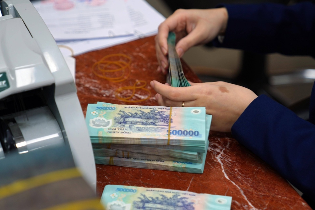 Các ngân hàng cơ cấu, giãn hoãn nợ cho khách hàng để tiếp tục đẩy khoản vay mới ra nền kinh tế.