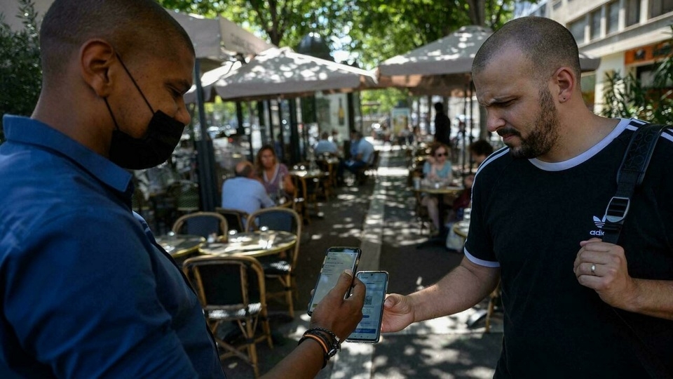 Nhân viên nhà hàng kiểm tra giấy thông hành y tế bằng mã QR ở Pháp (Ảnh: TL).