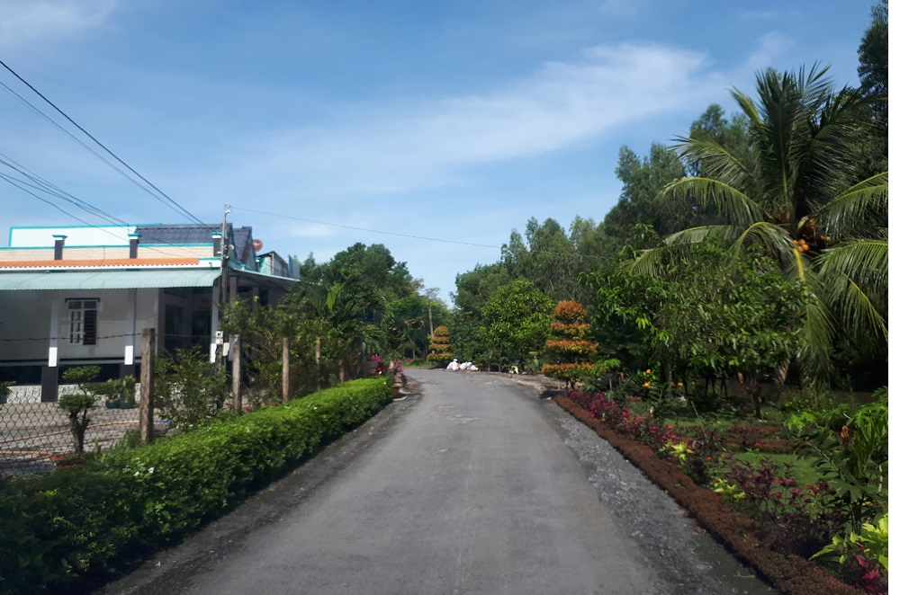 Các tuyến đường liên xã đều được bê tông hóa nhờ đẩy mạnh xây dựng nông thôn mới.