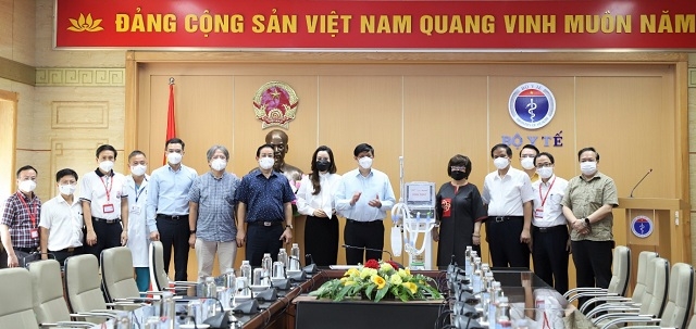Bộ trưởng Y tế Nguyễn Thanh Long và đại diện các bệnh viện Đại học Y Hà Nội, Việt Đức, Bạch Mai tiếp nhận món quà 34 máy thở chức năng cao từ bà Thái Hương – Nhà sáng lập Tập đoàn TH, sáng 1/9 tại Hà Nội. (Ảnh: Bộ Y tế).