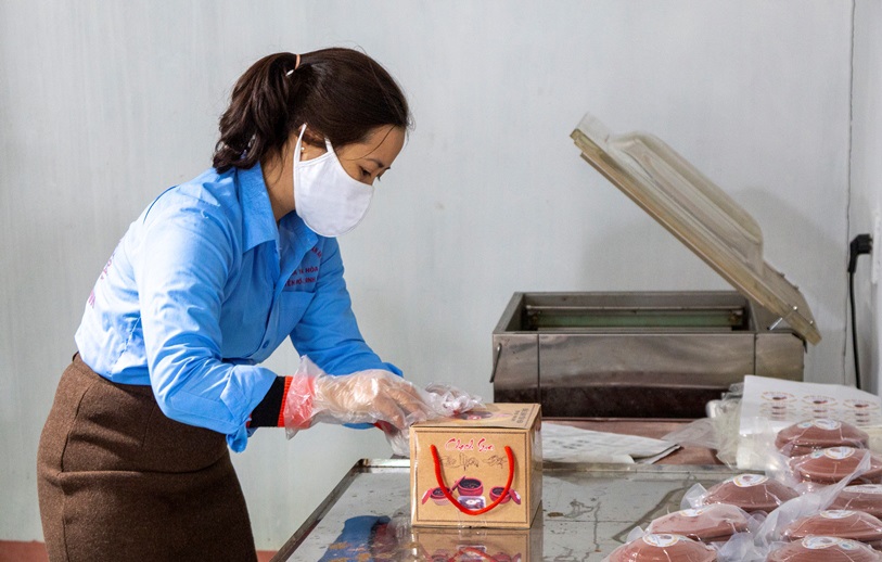 HTX Yên Hòa đổi mới phương thức đóng gói cá chạch sụn sau quá trình đưa sản phẩm lên sàn thương mại điện tử.