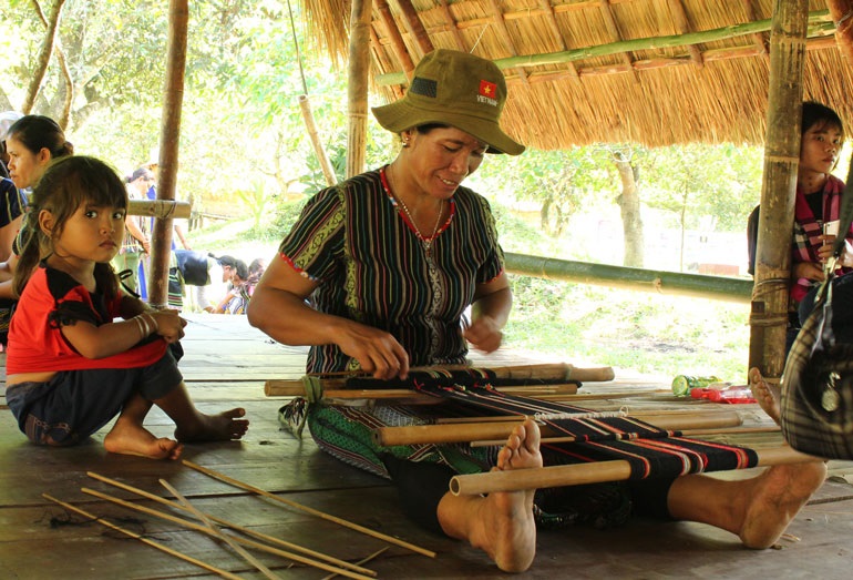 Người Châu Mạ ở Cát Tiên bảo tồn và phát triển nghề dệt thổ cẩm truyền thống.