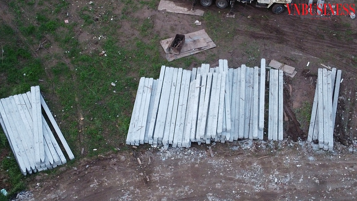 Cán bộ kỹ thuật đã 02 lần cho điều chỉnh chiều dài các cọc.