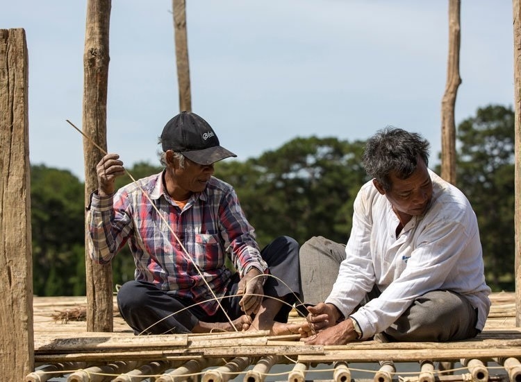 Người Châu Mạ ở Buôn Go, thị trấn Cát Tiên, làm nhà sàn truyền thống.