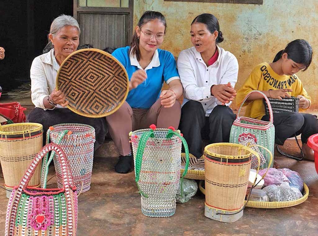 Nghề đan lát truyền thống giúp tạo công ăn việc làm cho nhiều phụ nữ Cơ Ho ở xã Măng Tố.