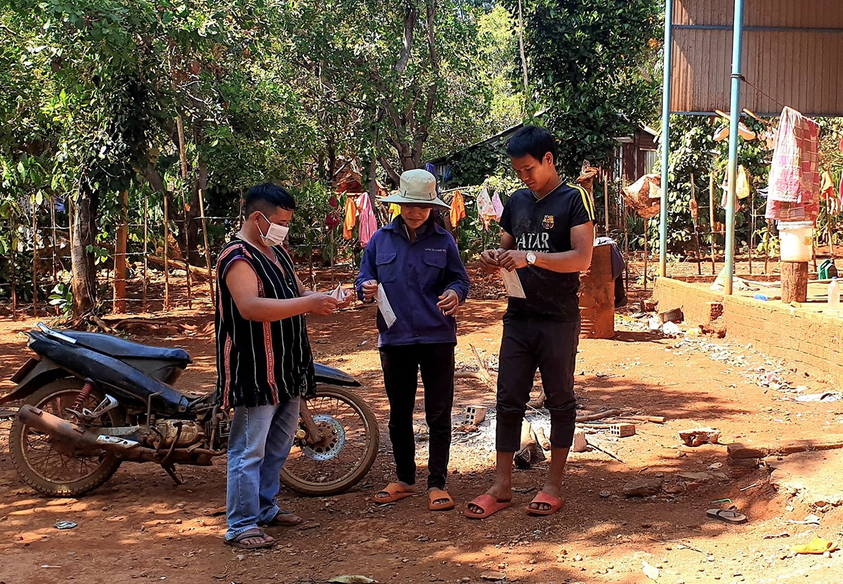Người có uy tín ở Gia Lai tuyên truyền, vận động người dân đeo khẩu trang để phòng chống Covid-19.