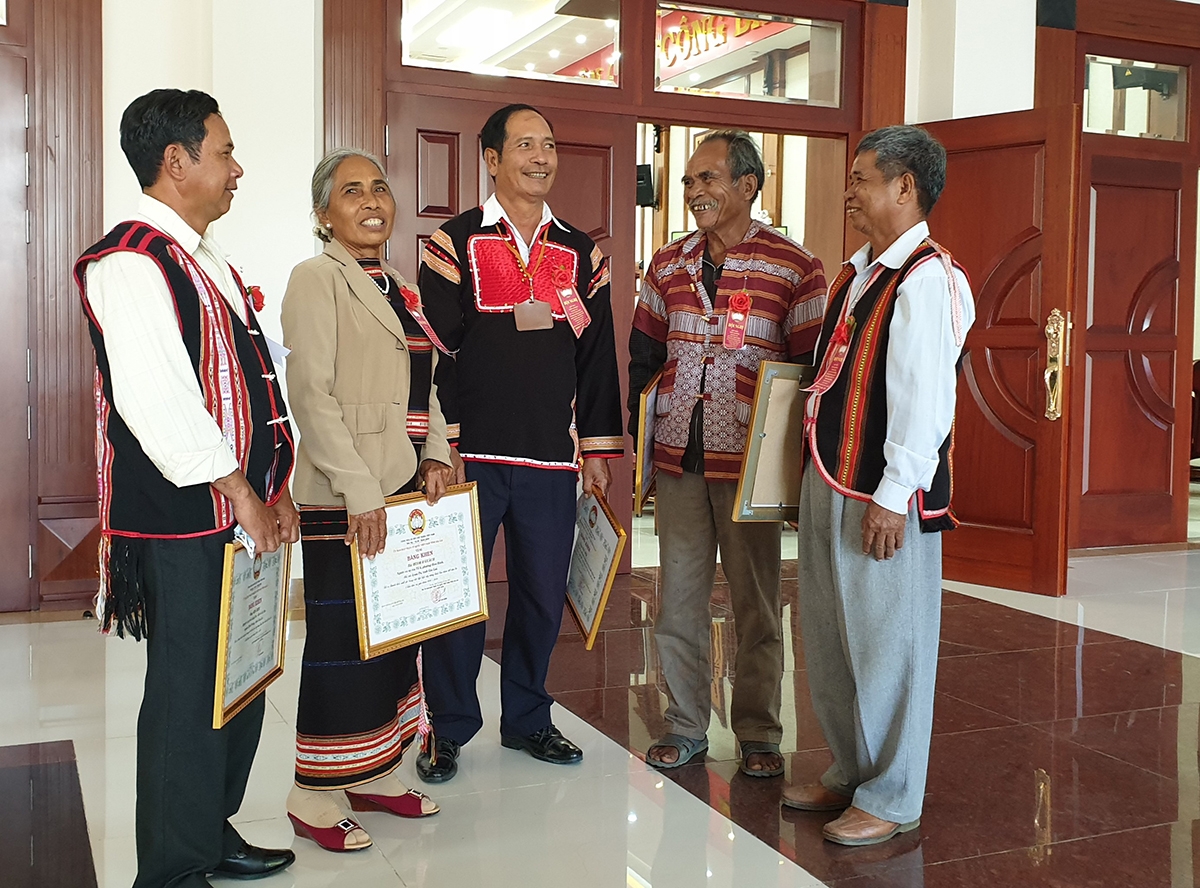 Nhiều năm qua, người có uy tín đã phát huy tối đa vai trò của mình trong công tác vận động, tuyên truyền xây dựng nông thôn mới, giữ vững ANTT tại địa phương.