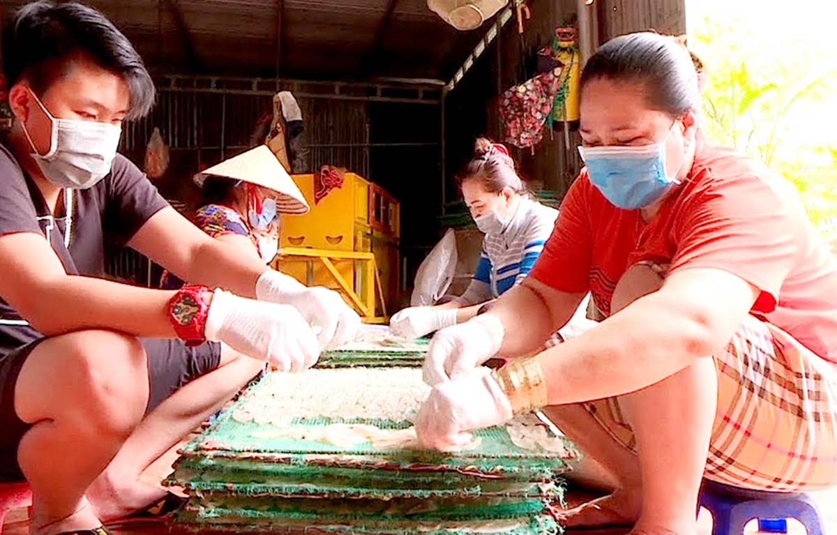 Nghề làm khô cá kìm đang tạo nhiều việc làm cho người lao động ở Phú Cường (Ảnh TL).