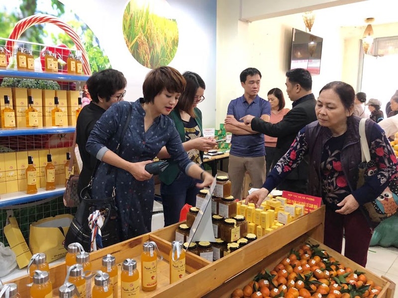 Các sản phẩm chế biến từ cam của HTX Hà Phương thu hút được sự quan tâm của khách hàng.