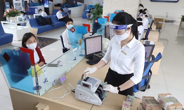 Một số ngân hàng đã triển khai chính sách giảm lãi suất, miễn phí trả chậm hỗ trợ các cá nhân và doanh nghiệp. (Ảnh minh hoạ: Int)