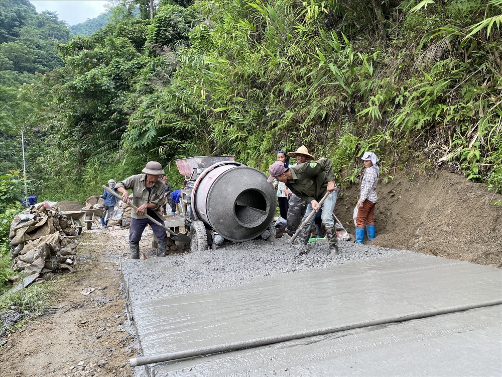Làm đường giao thông là một trong những tiêu chí quan trọng trong xây dựng nông thôn mới.