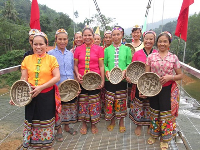 Các thành viên HTX mây tre đan bản Diềm giới thiệu sản phẩm mây tre đan.