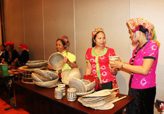 Chị Lang Thị Hoa (người đứng giữa) giới thiệu sản phẩm của HTX mây tre đan bản Diềm tại một diễn đàn kết nối hỗ trợ khởi nghiệp.