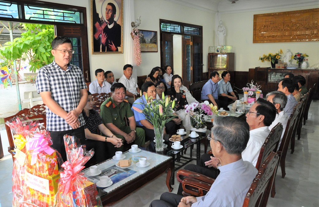 Lãnh đạo huyện Kiên Lương thường xuyên gặp gỡ, trao đổi với các vị linh mục tại các giáo xứ nhằm tạo sự gắn bó mật thiết.