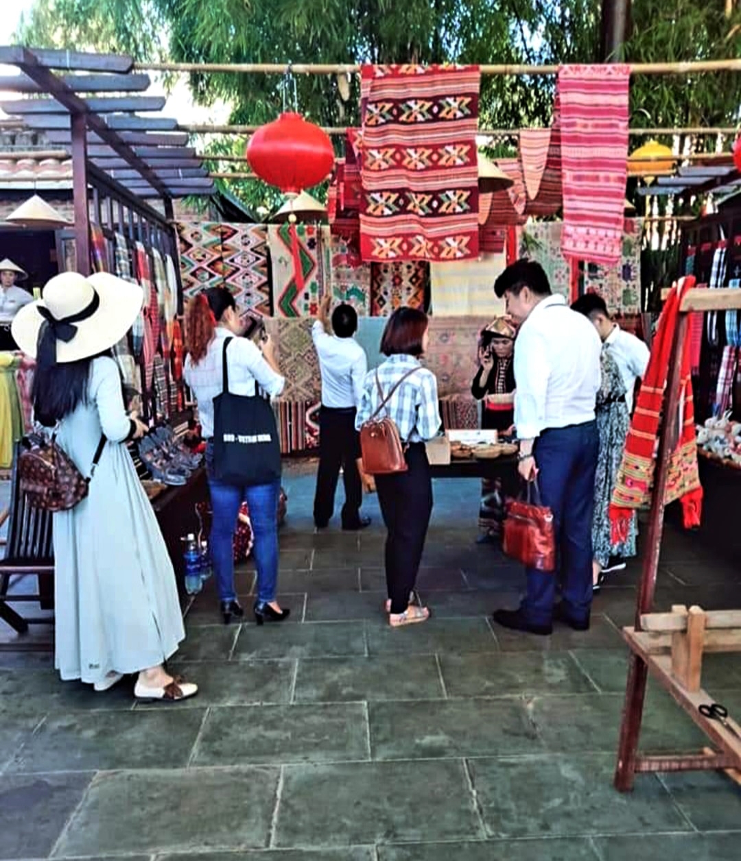 Sản phẩm dệt thổ cẩm của HTX làng nghề thổ cẩm Hoa Tiến thu hút đông đảo khách hàng trong và ngoài nước quan tâm.