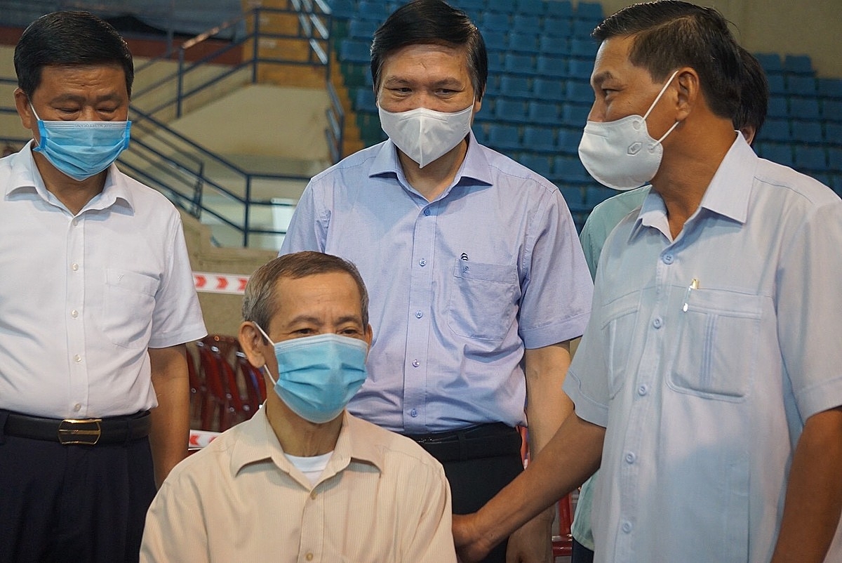 Sáng 8/9, ông Nguyễn Văn Tùng - Chủ tịch UBND TP Hải Phòng (đứng bên phải ảnh) cùng ông Trần Anh Cường (người đứng giữa ảnh) đến kiểm tra việc tiêm vắc xin cho người dân quận Ngô Quyền tại điểm tiêm Cung Văn hóa Thanh niên.