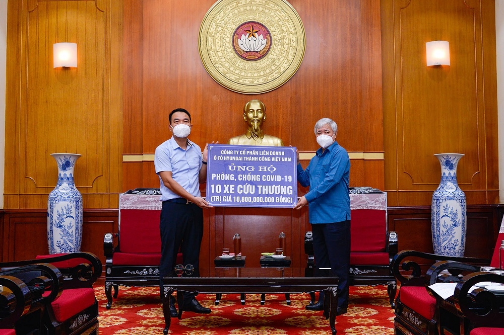 Ông Đỗ Văn Chiến - Chủ tịch Uỷ ban Trung ương MTTQ Việt Nam tiếp nhận 10 xe Hyundai Solati cứu thương từ Ông Lê Ngọc Đức - Tổng Giám đốc Liên doanh Ô tô Hyundai Thành Công Việt Nam.