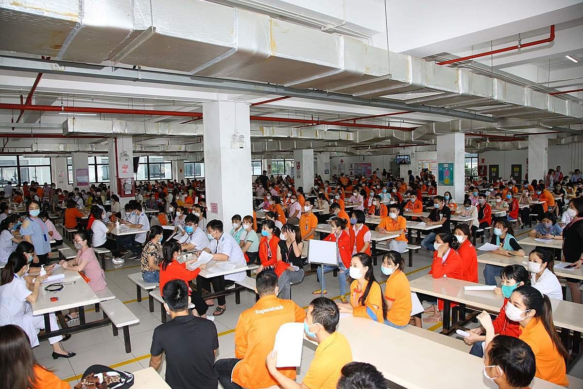 Theo quan sát của phóng viên, rất đông người lao động tham gia tiêm vắc xin Sinopharm vào sáng ngày 8/9. Các khu, cụm công nghiệp ở Hải Phòng bố trí khu tiêm bảo đảm an toàn phòng ,chống dịch.