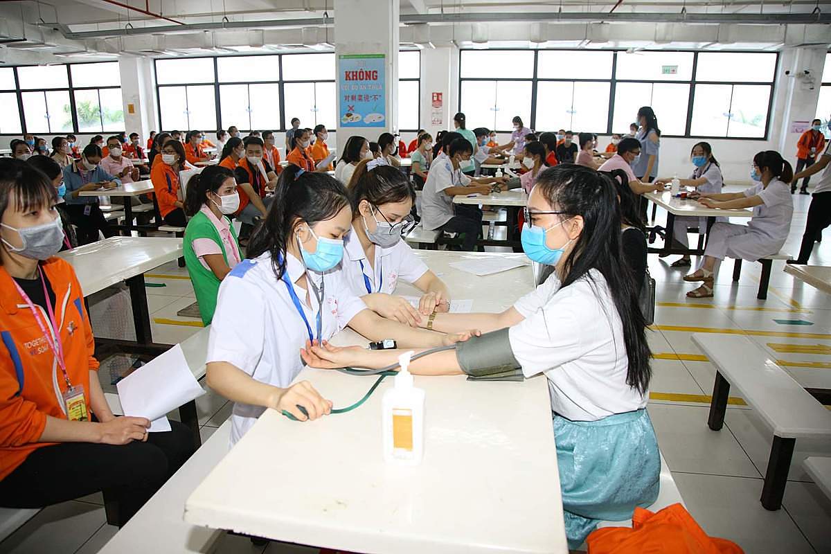 Việc tiêm vắc xin được bố trí theo một vòng khép kín từ khâu khám sàng lọc, đợi tiêm, vào tiêm, chờ 30 phút sau tiêm, sẵn sàng cấp cứu nếu xảy ra phản ứng không mong muốn nên người dân yên tâm sau tiêm.