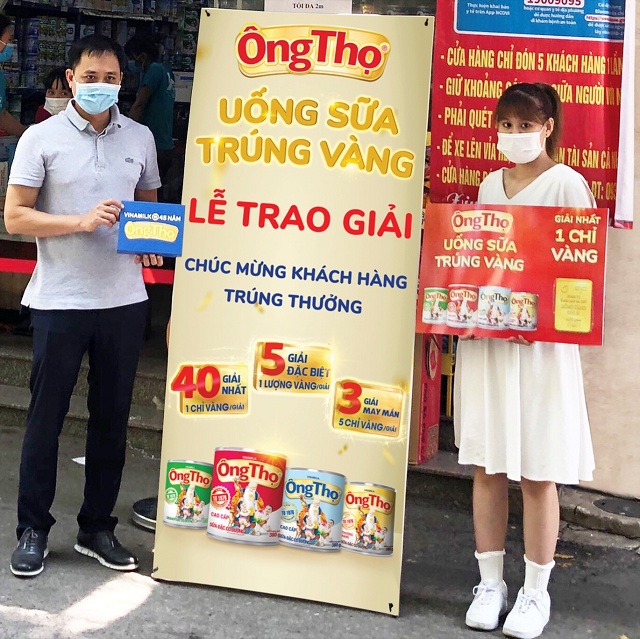 Khách hàng vui mừng khi nhận giải thưởng 1 chỉ vàng từ chương trình “Uống sữa Ông Thọ, trúng vàng”